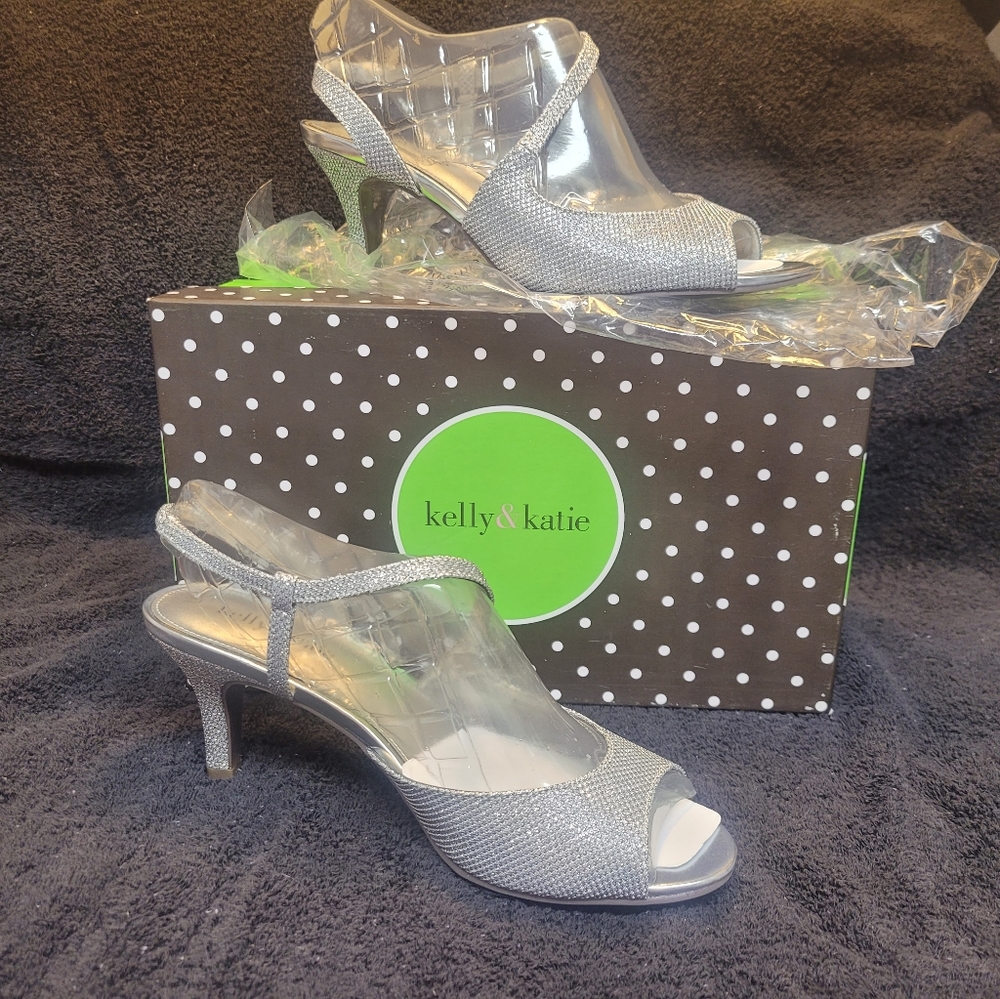 Ladies Formal dress shoes Size 8.5. Great for holiday parties coming up!